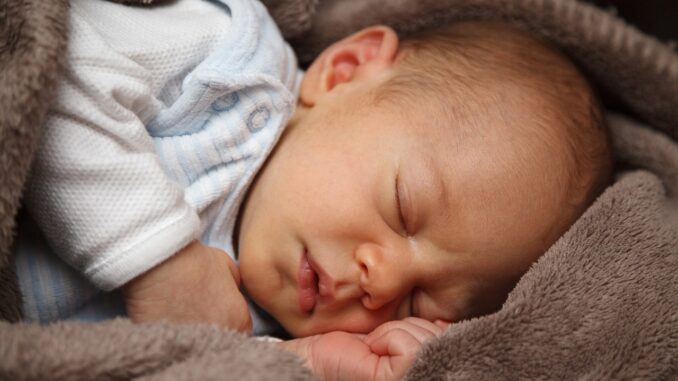 תינוק ישן בערך בגיל חודשיים